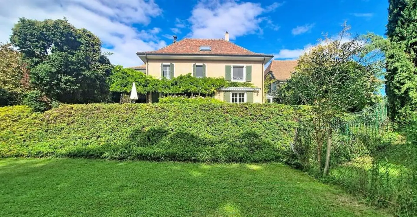 Characterful individual villa with large landscaped garden - Photo 11 of 12