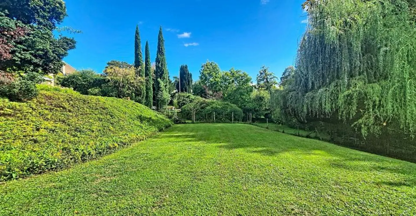 Characterful individual villa with large landscaped garden - Photo 12 of 12