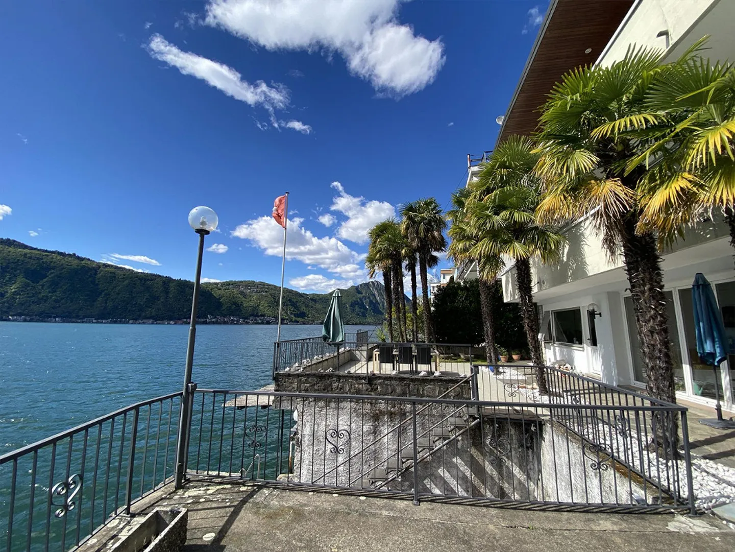 Villa prestigiosa sulle rive del lago con darsene private - Foto 2 di 13