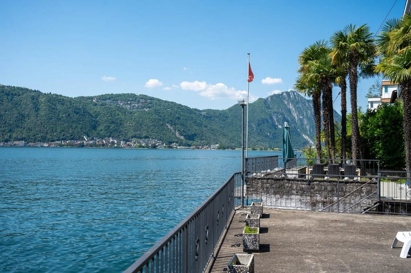 Villa prestigiosa sulle rive del lago con darsene private - Foto 3 di 13