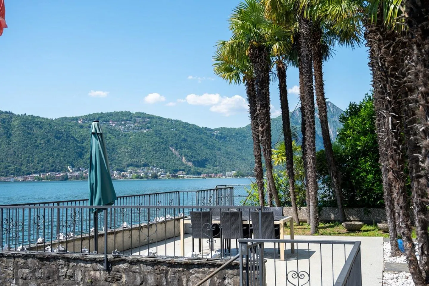 Villa prestigiosa sulle rive del lago con darsene private - Foto 4 di 13