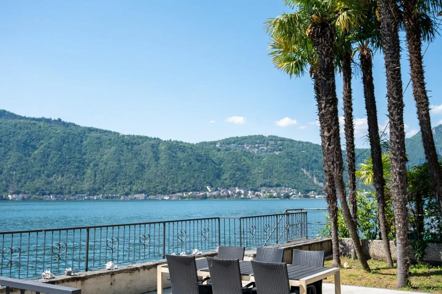 Villa prestigiosa sulle rive del lago con darsene private - Foto 5 di 13