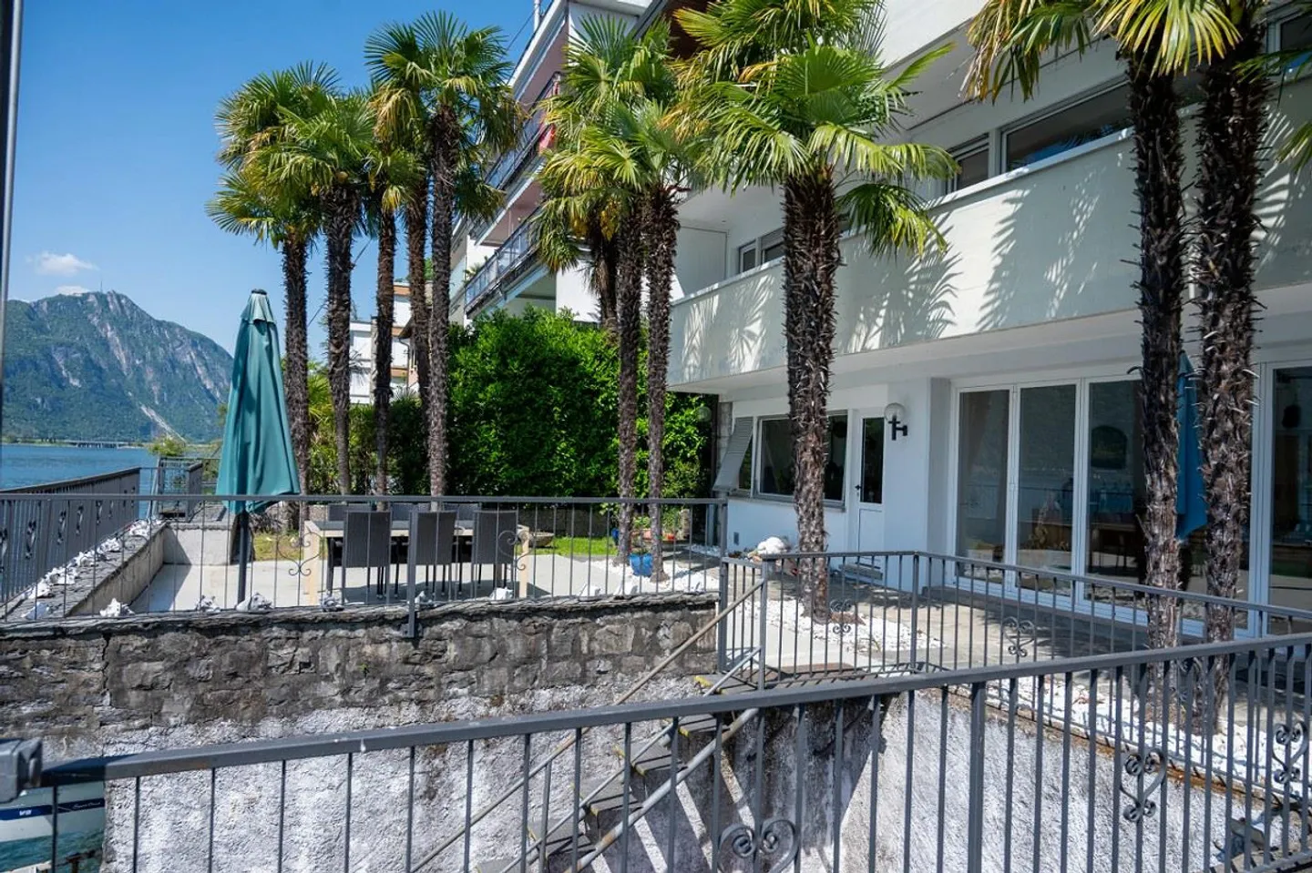 Villa prestigiosa sulle rive del lago con darsene private - Foto 6 di 13