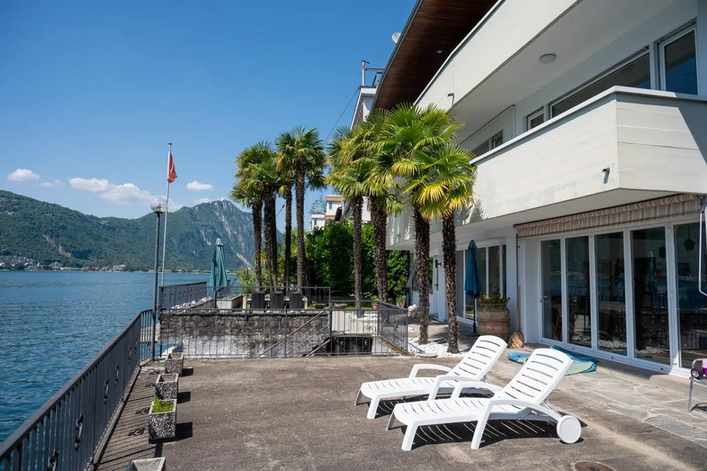 Villa prestigiosa sulle rive del lago con darsene private - Foto 1 di 13