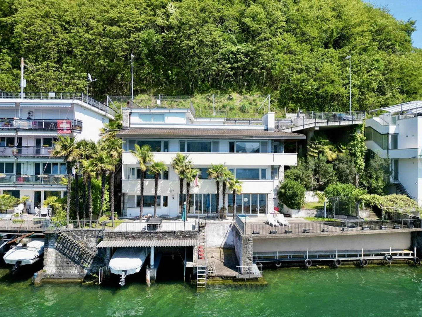 Villa prestigiosa sulle rive del lago con darsene private - Foto 10 di 13