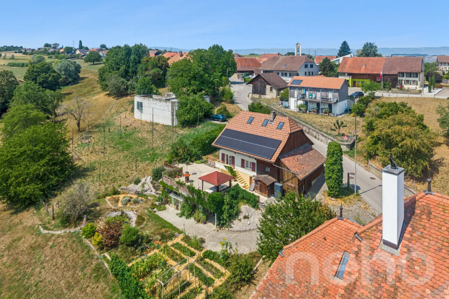 Maison rénovée avec jardin, étang et vue dégagée à 5 min d?Avenches - Foto 1 von 12