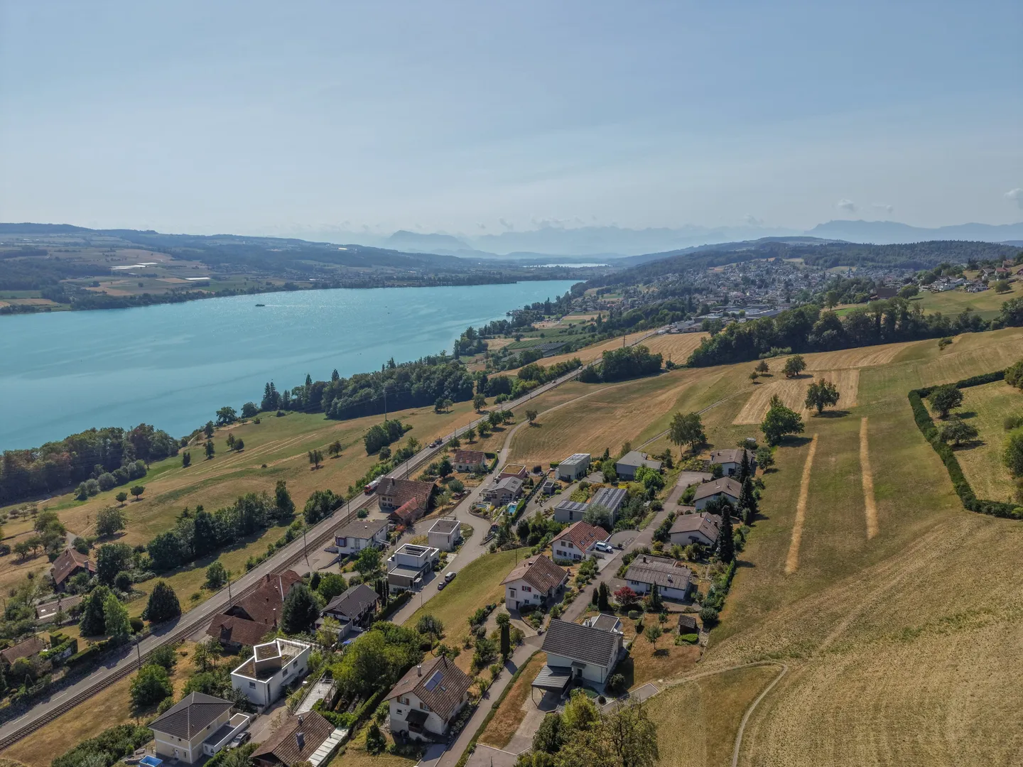 Vue de lac et de montagne de rêve dans un emplacement en pente prisé - Photo 2 sur 10