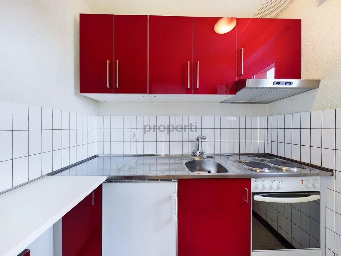 Ampio soggiorno, balcone accogliente e concetto di cucina separato - Foto 2 di 7