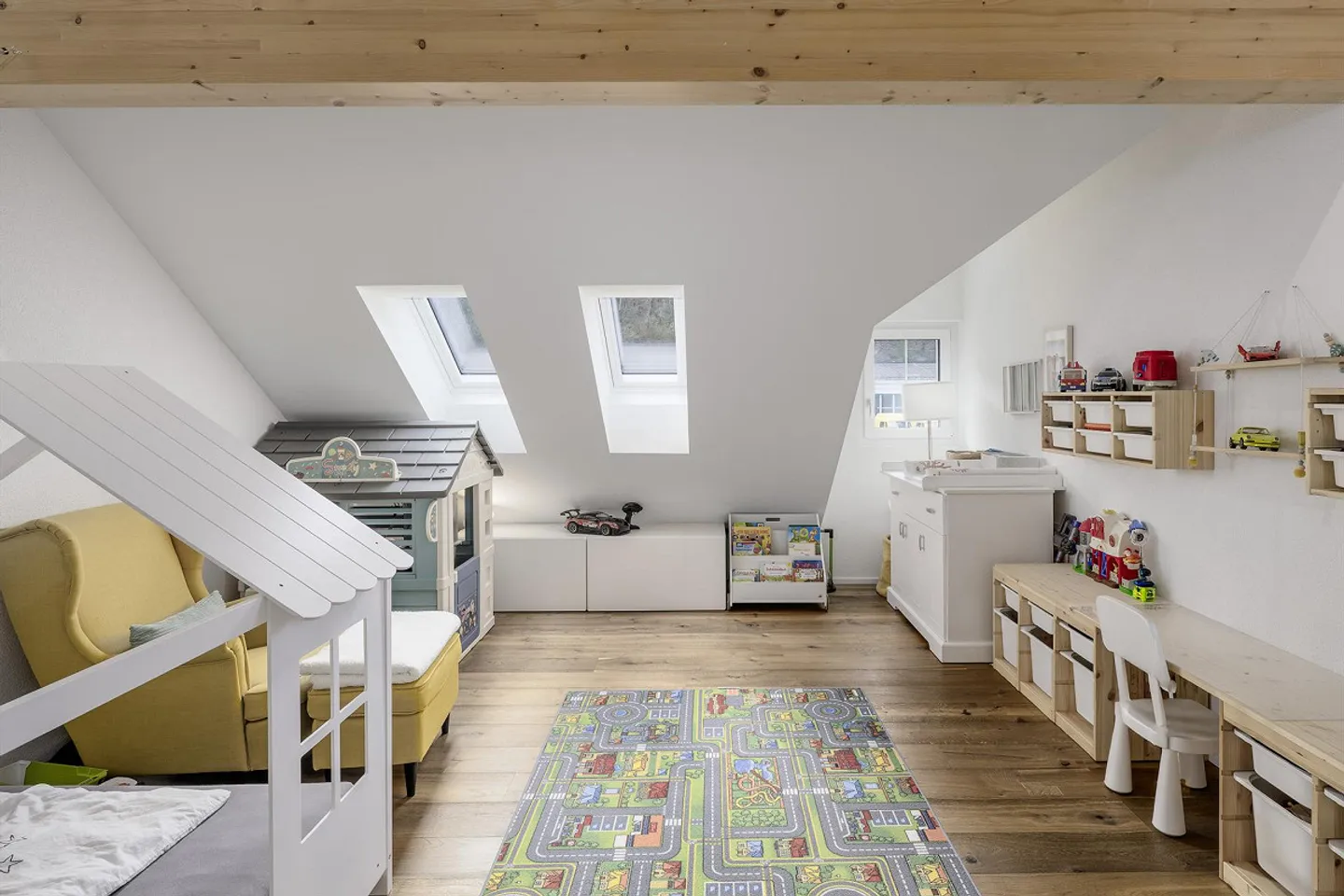 Generously living - central and modern - Photo 4 of 7