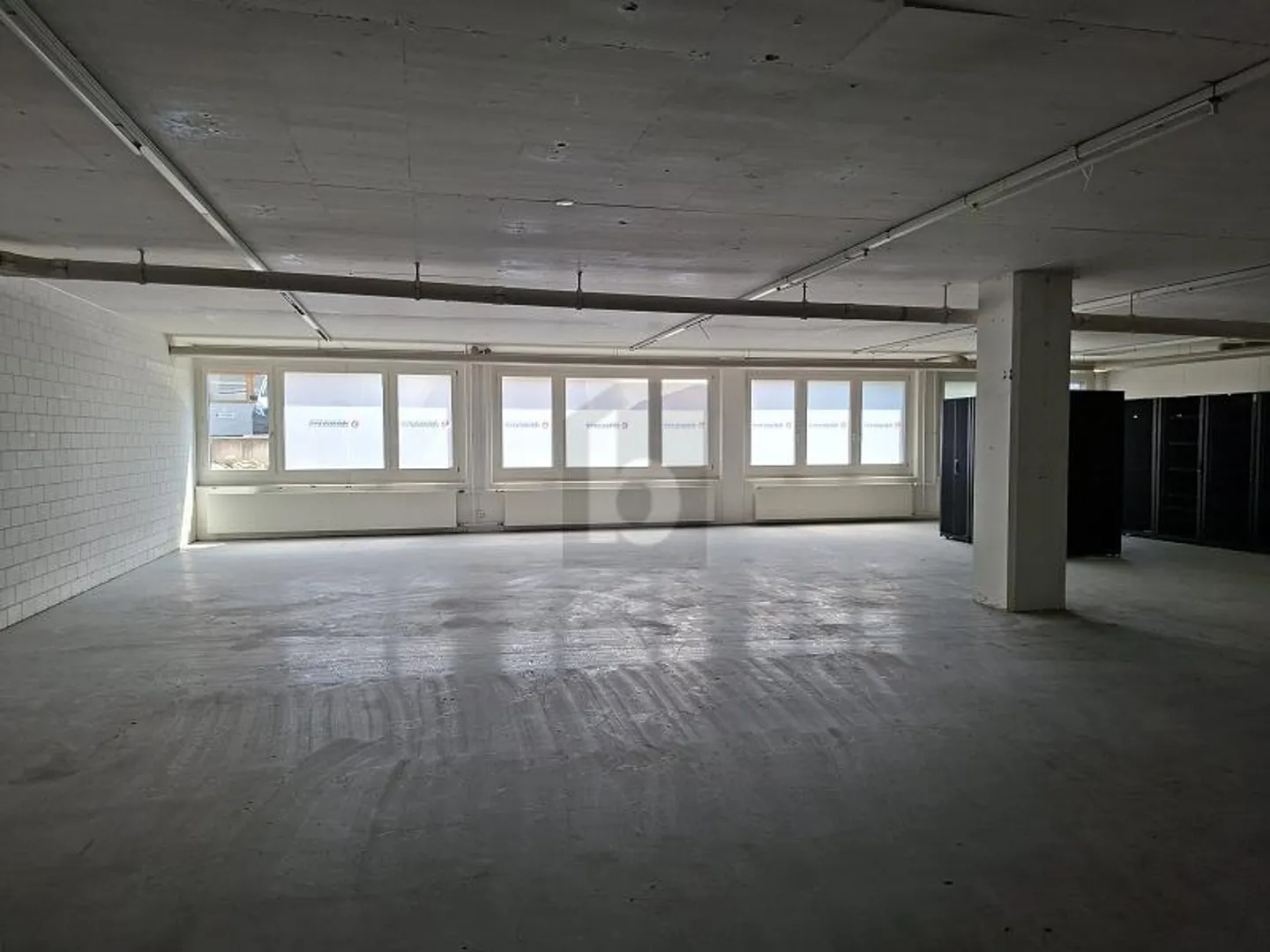 CHEAP STORAGE SPACE WITH LIFT - Photo 2 of 6
