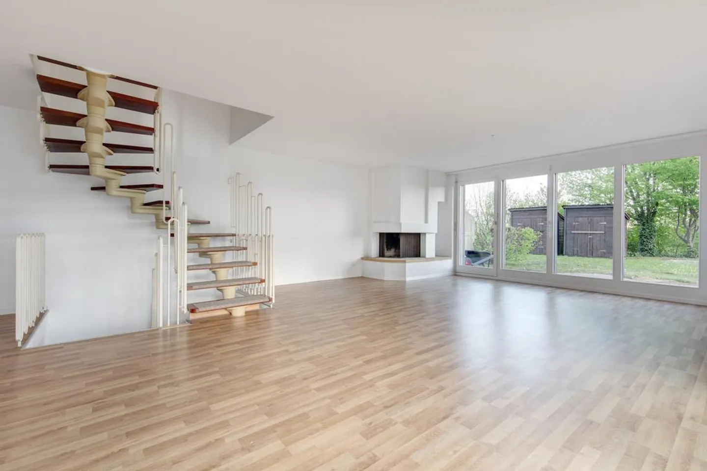 Appartement en duplex spacieux dans un quartier calme - Photo 3 sur 8