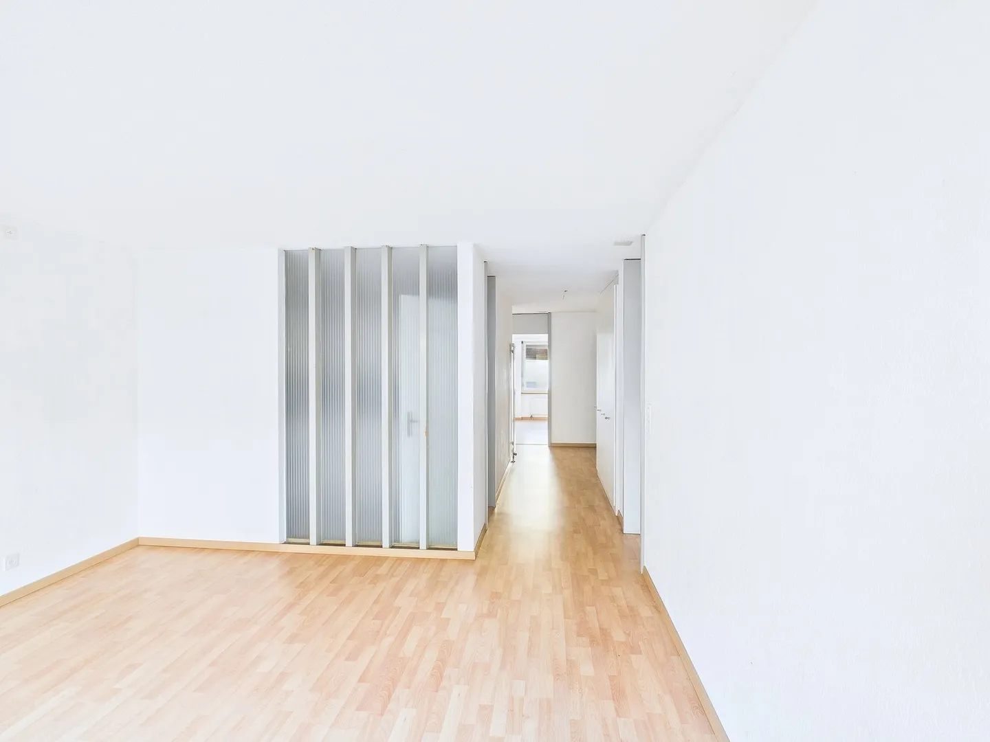 Charming 4-Room Apartment with Balcony on the Upper Quai in Biel - Photo 8 of 25