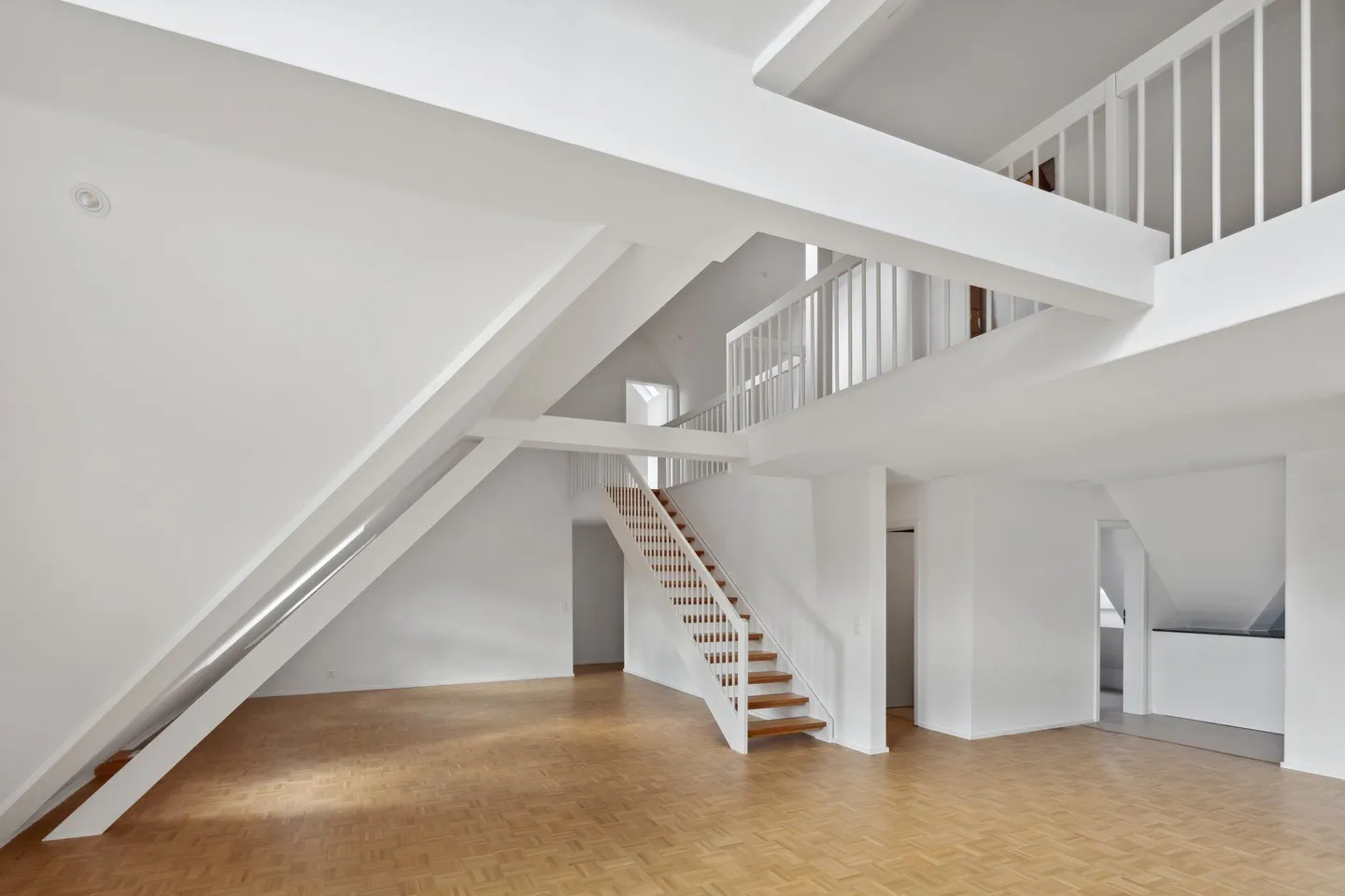 APPARTAMENTO MAISONETTE RISTRUTTURATO DI 5,5 LOCALI A LAUPEN ZH - Foto 2 di 9