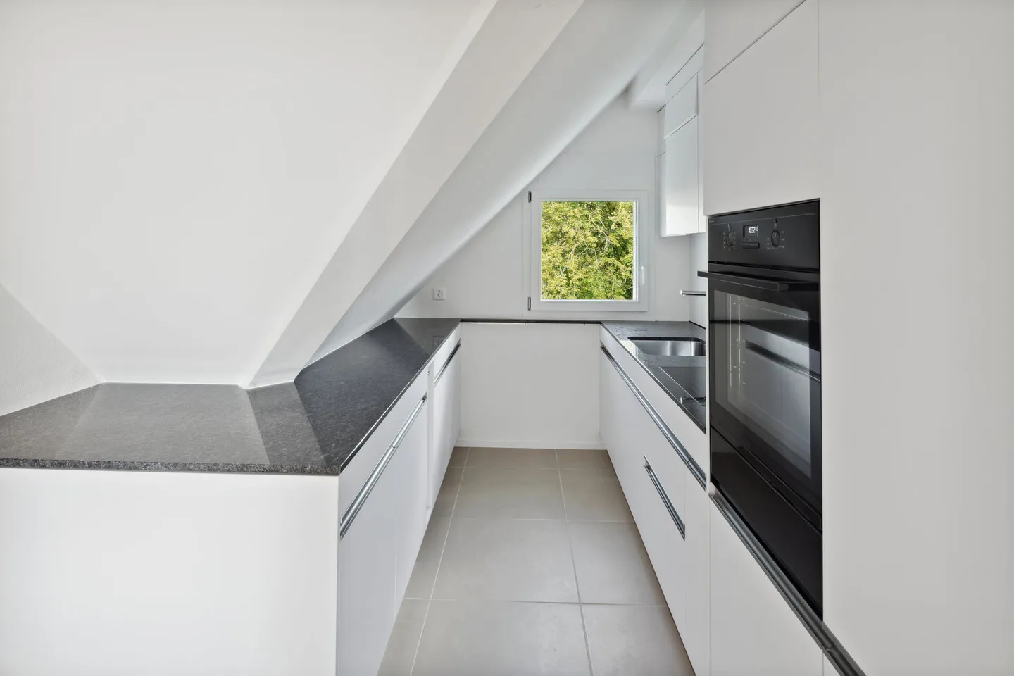 APPARTAMENTO MAISONETTE RISTRUTTURATO DI 5,5 LOCALI A LAUPEN ZH - Foto 3 di 9