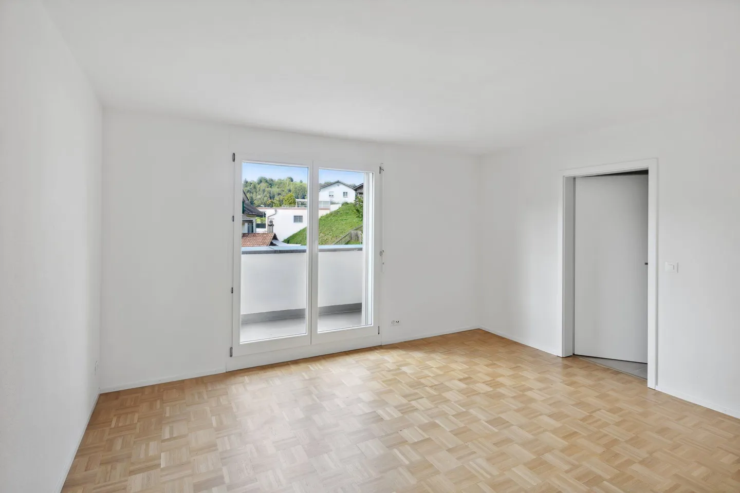 APPARTAMENTO MAISONETTE RISTRUTTURATO DI 5,5 LOCALI A LAUPEN ZH - Foto 4 di 9