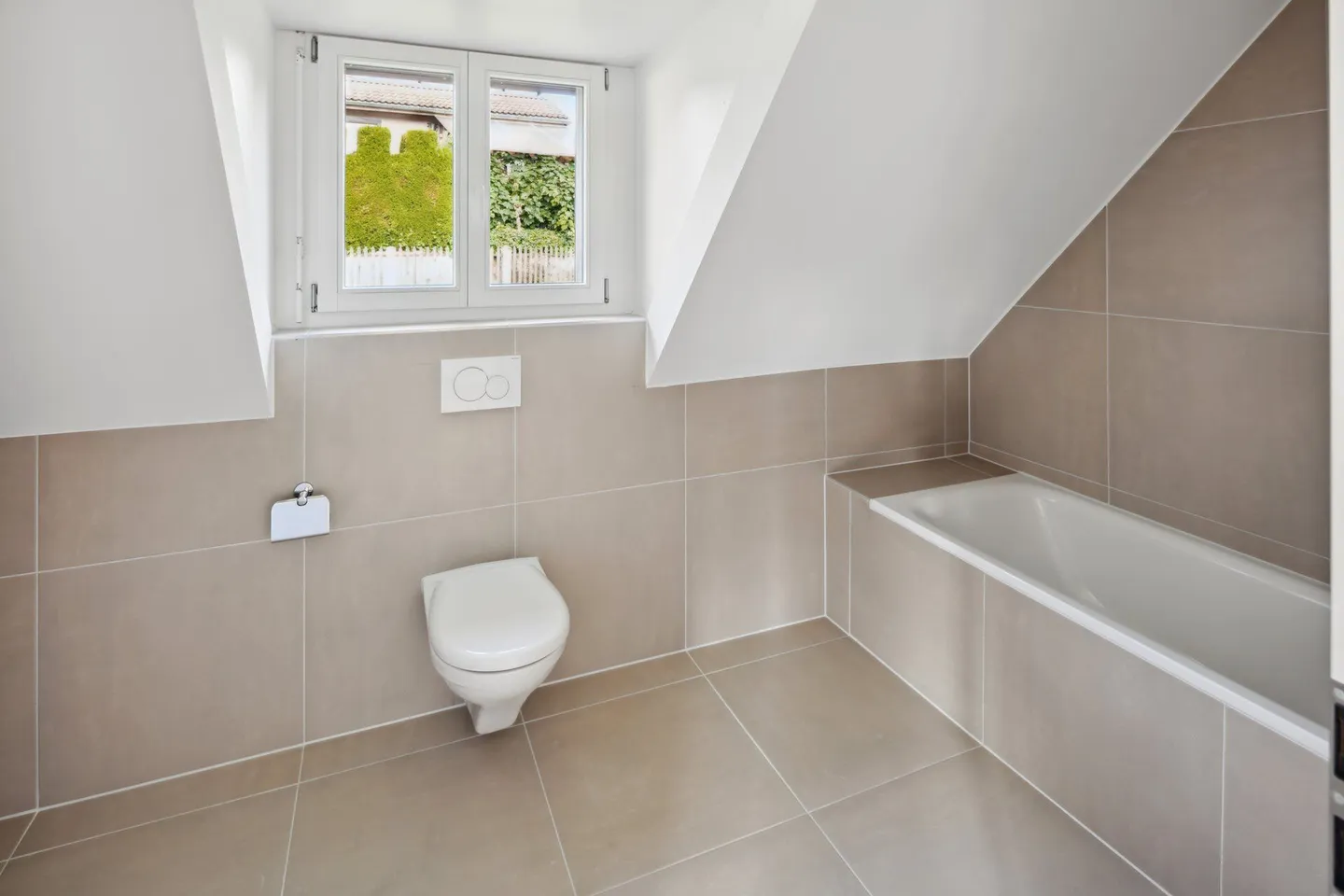 APPARTAMENTO MAISONETTE RISTRUTTURATO DI 5,5 LOCALI A LAUPEN ZH - Foto 5 di 9