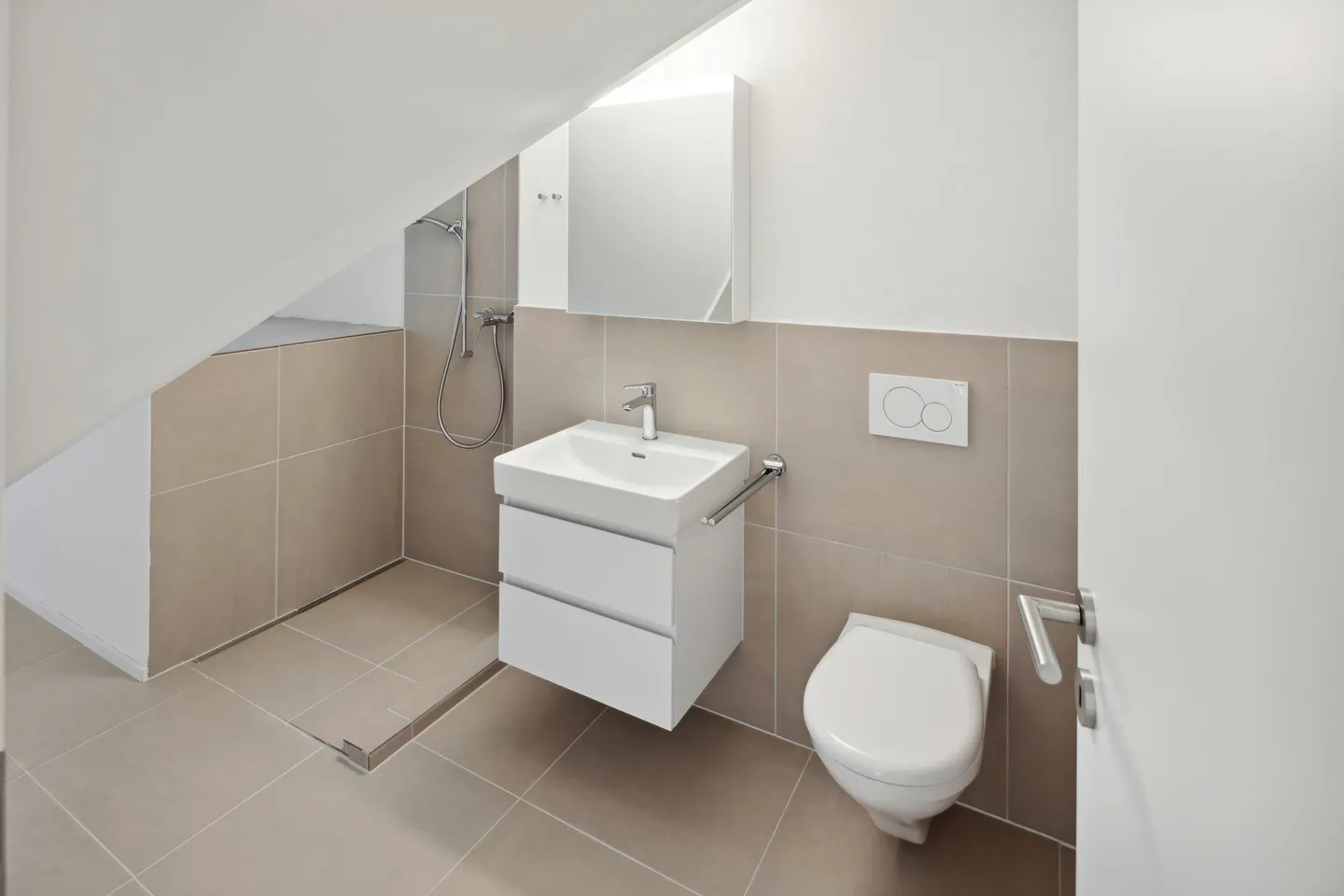 APPARTAMENTO MAISONETTE RISTRUTTURATO DI 5,5 LOCALI A LAUPEN ZH - Foto 7 di 9