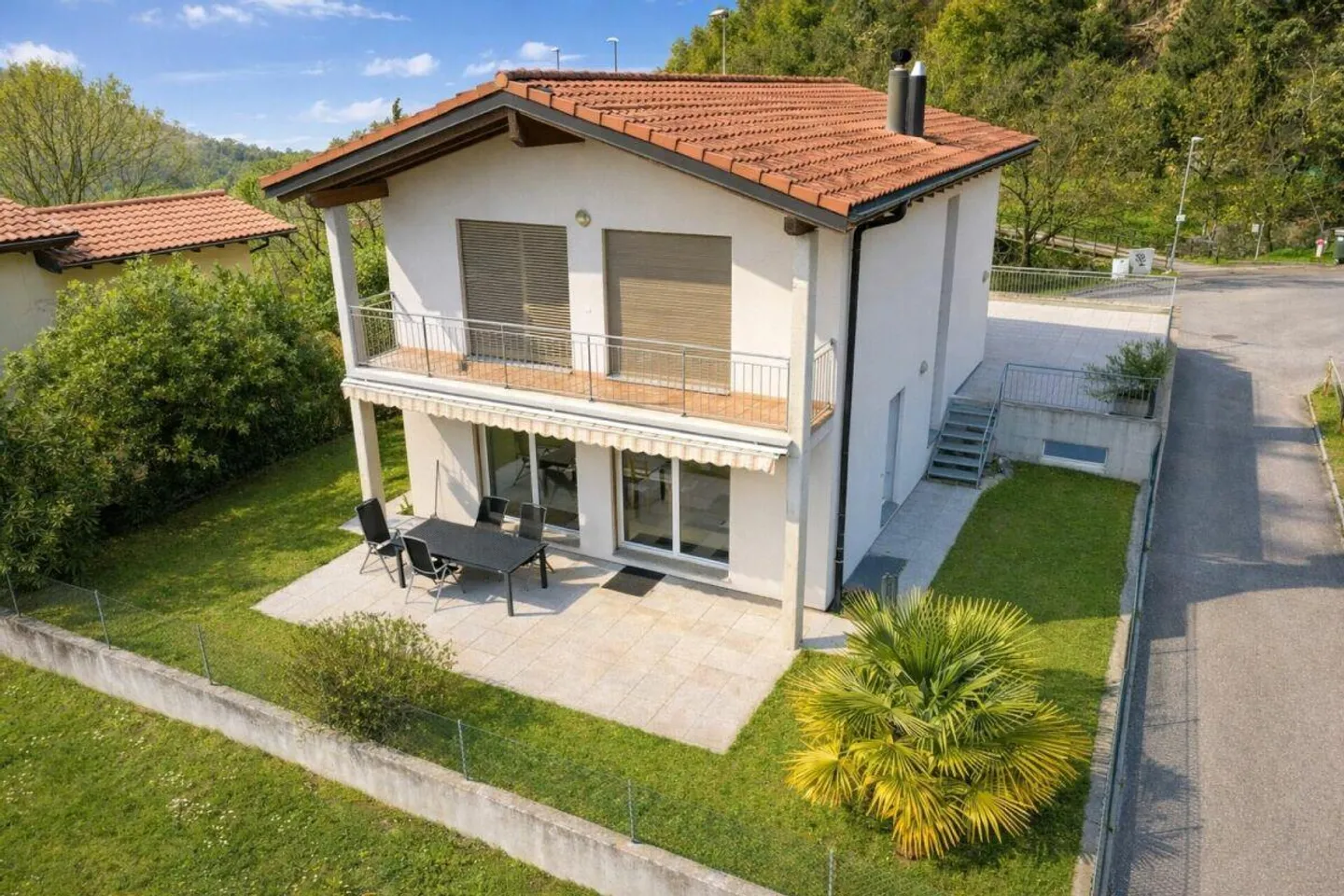 Interesting single-family house in the countryside, with large hobby room/garage and partial lake view - Photo 1 of 21