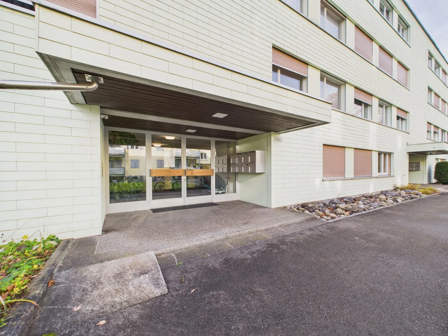 Charming 4-Room Apartment with Balcony on the Upper Quai in Biel - Photo 14 of 25