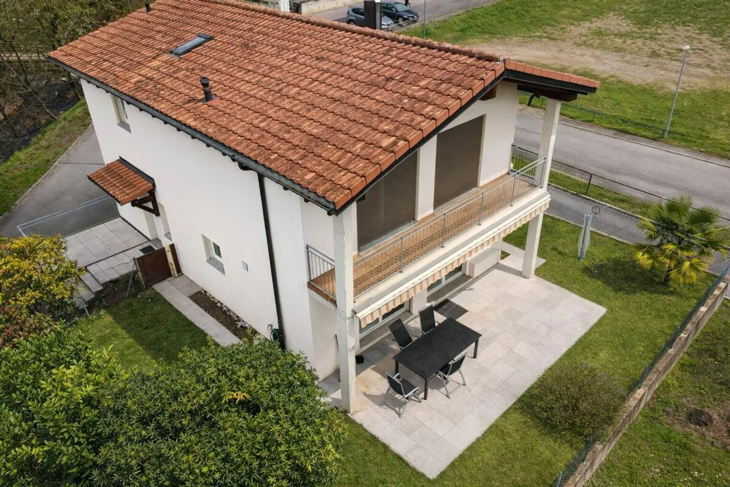 Interesting single-family house in the countryside, with large hobby room/garage and partial lake view - Photo 2 of 21