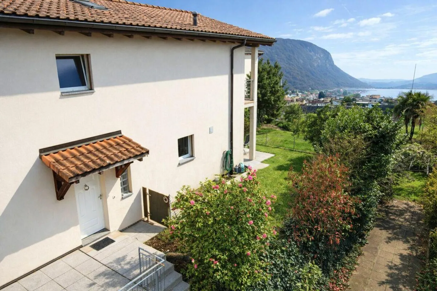 Interesting single-family house in the countryside, with large hobby room/garage and partial lake view - Photo 3 of 21