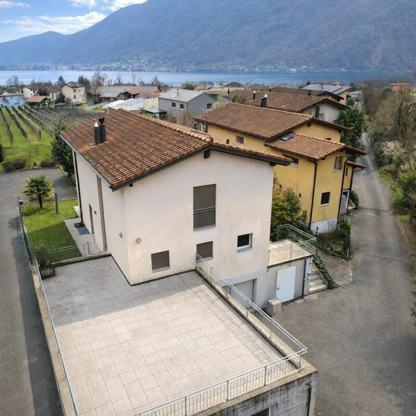 Interesting single-family house in the countryside, with large hobby room/garage and partial lake view - Photo 17 of 21