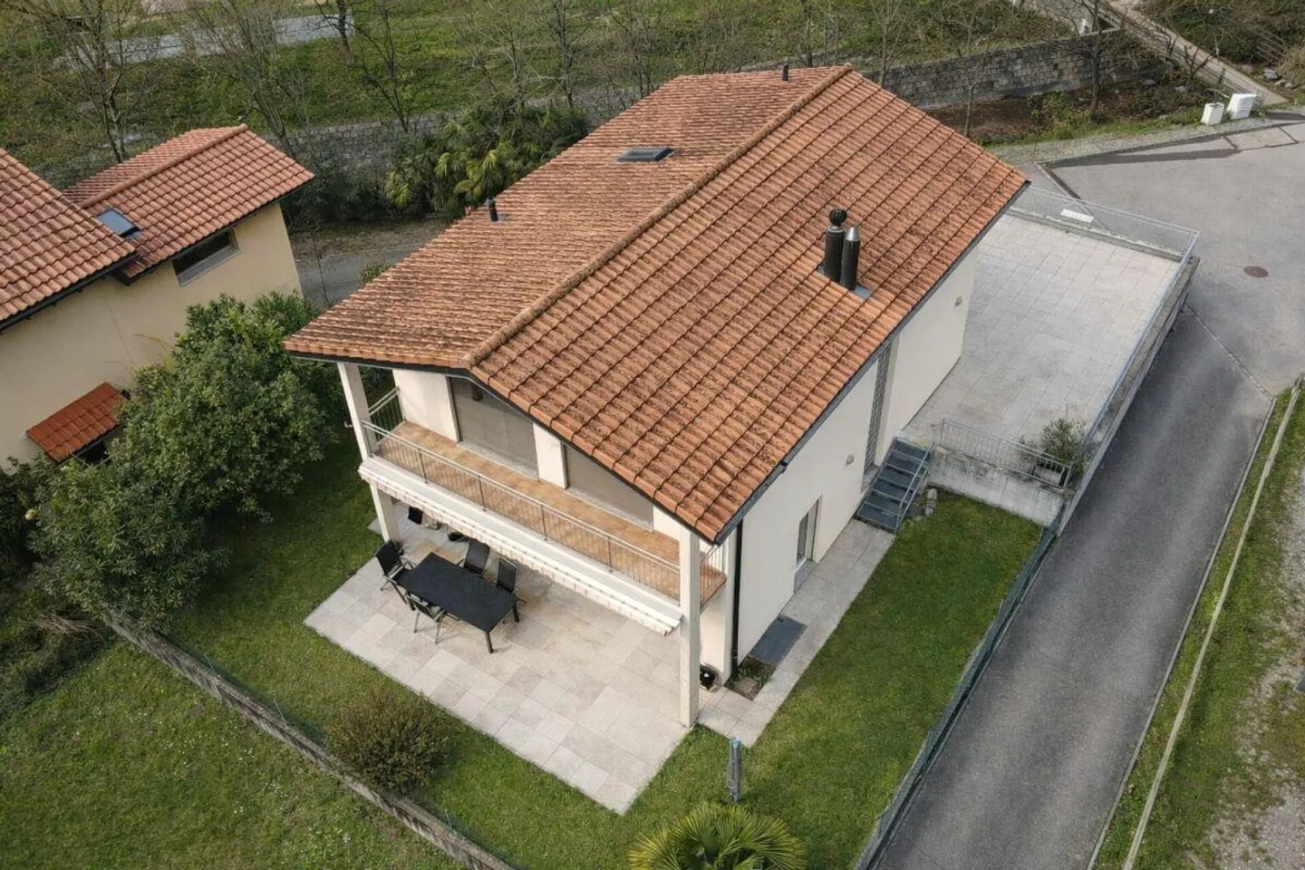 Interesting single-family house in the countryside, with large hobby room/garage and partial lake view - Photo 20 of 21