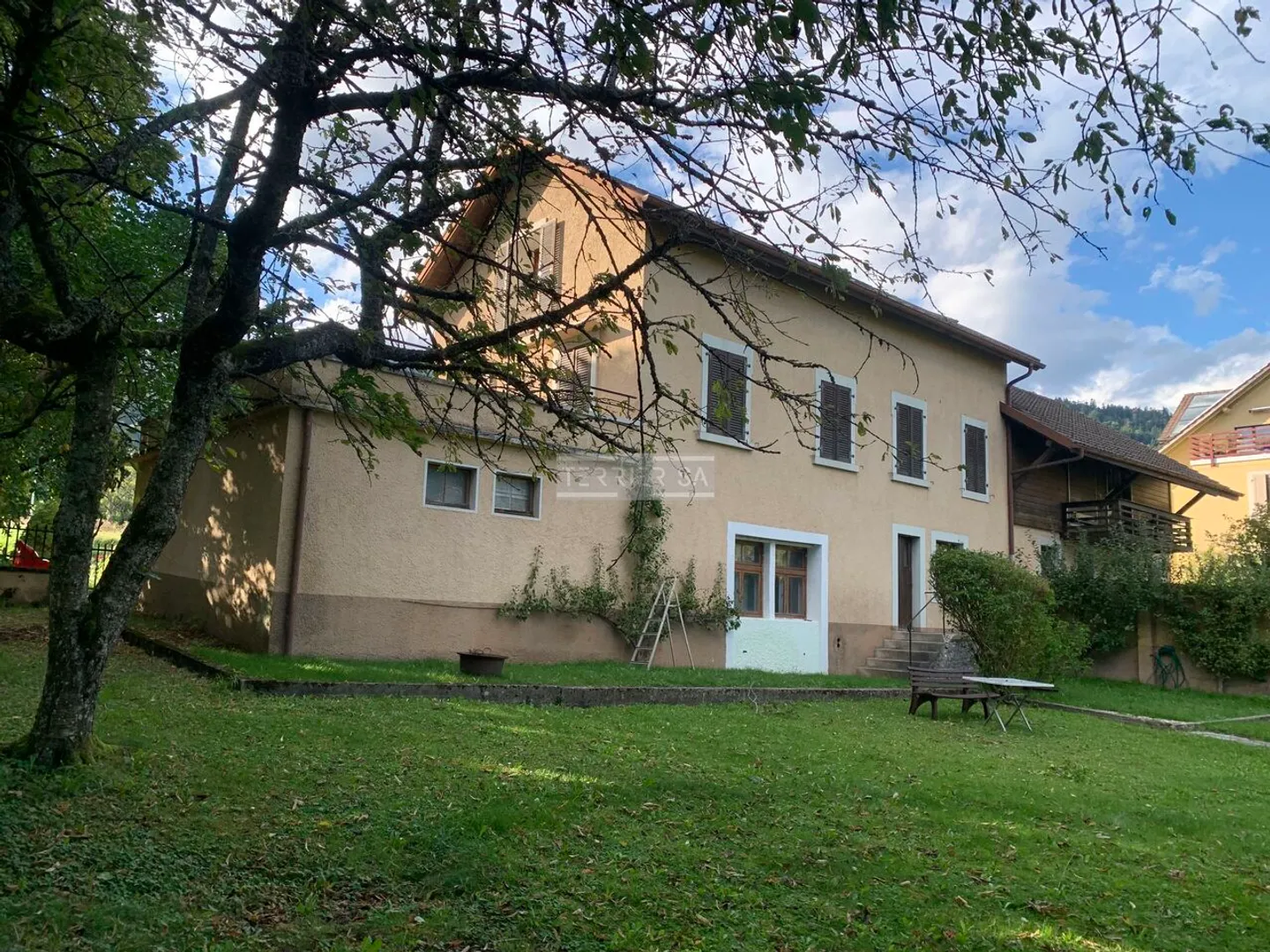 Income property with 3 apartments, office, garage/hangar and garden - Photo 2 of 13