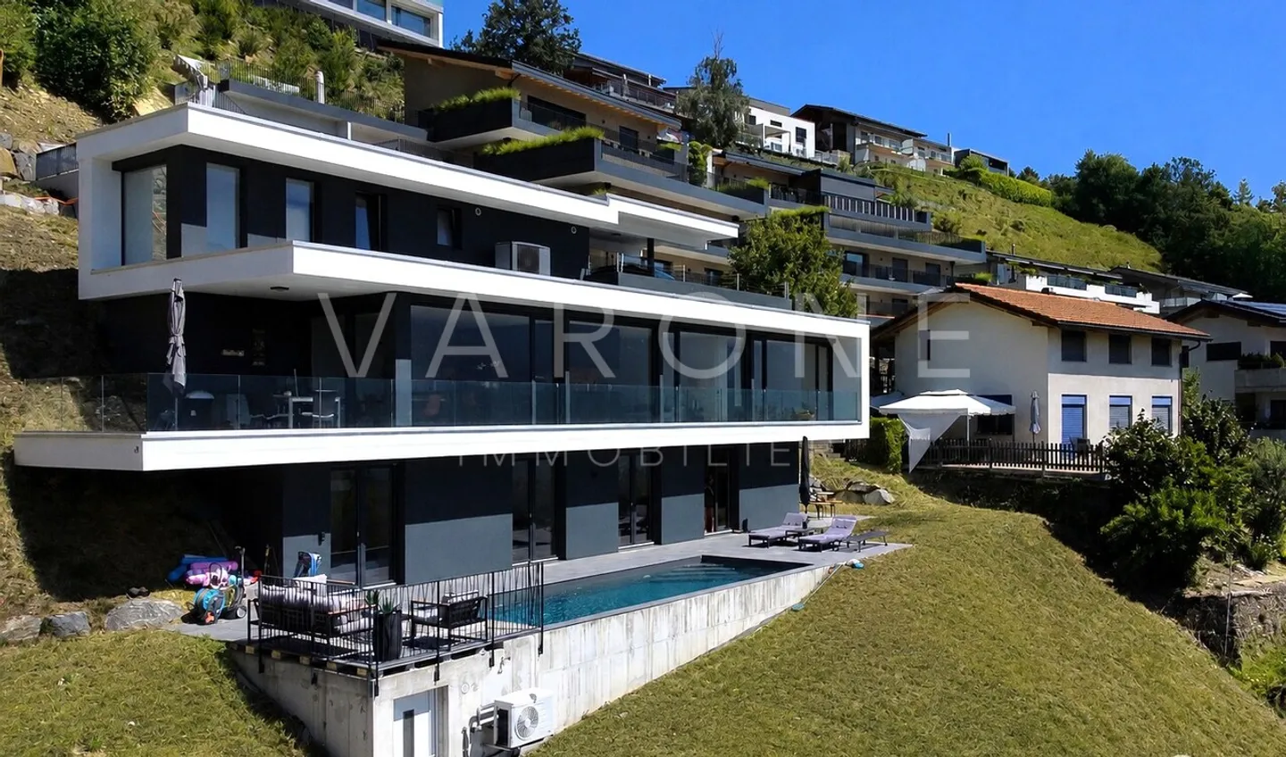 Contemporary villa with 6.5 rooms, pool and panoramic view - Photo 1 of 20