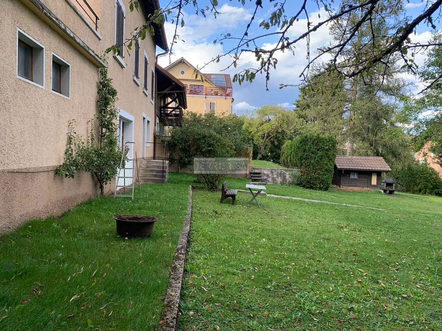 Income property with 3 apartments, office, garage/hangar and garden - Photo 3 of 13