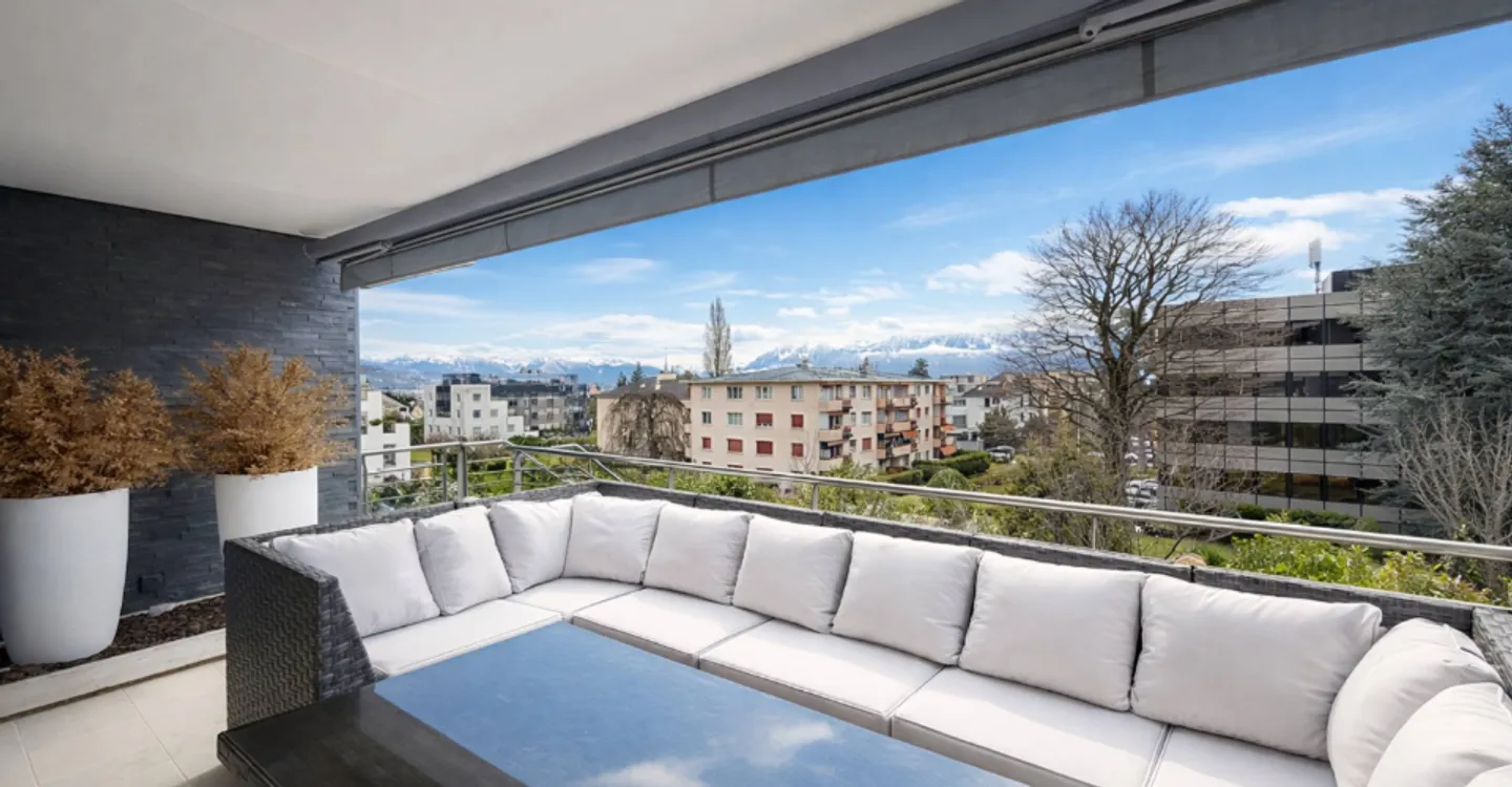 Contemporary duplex with private garden and view of the Alps in Pully Sud - Photo 1 of 10