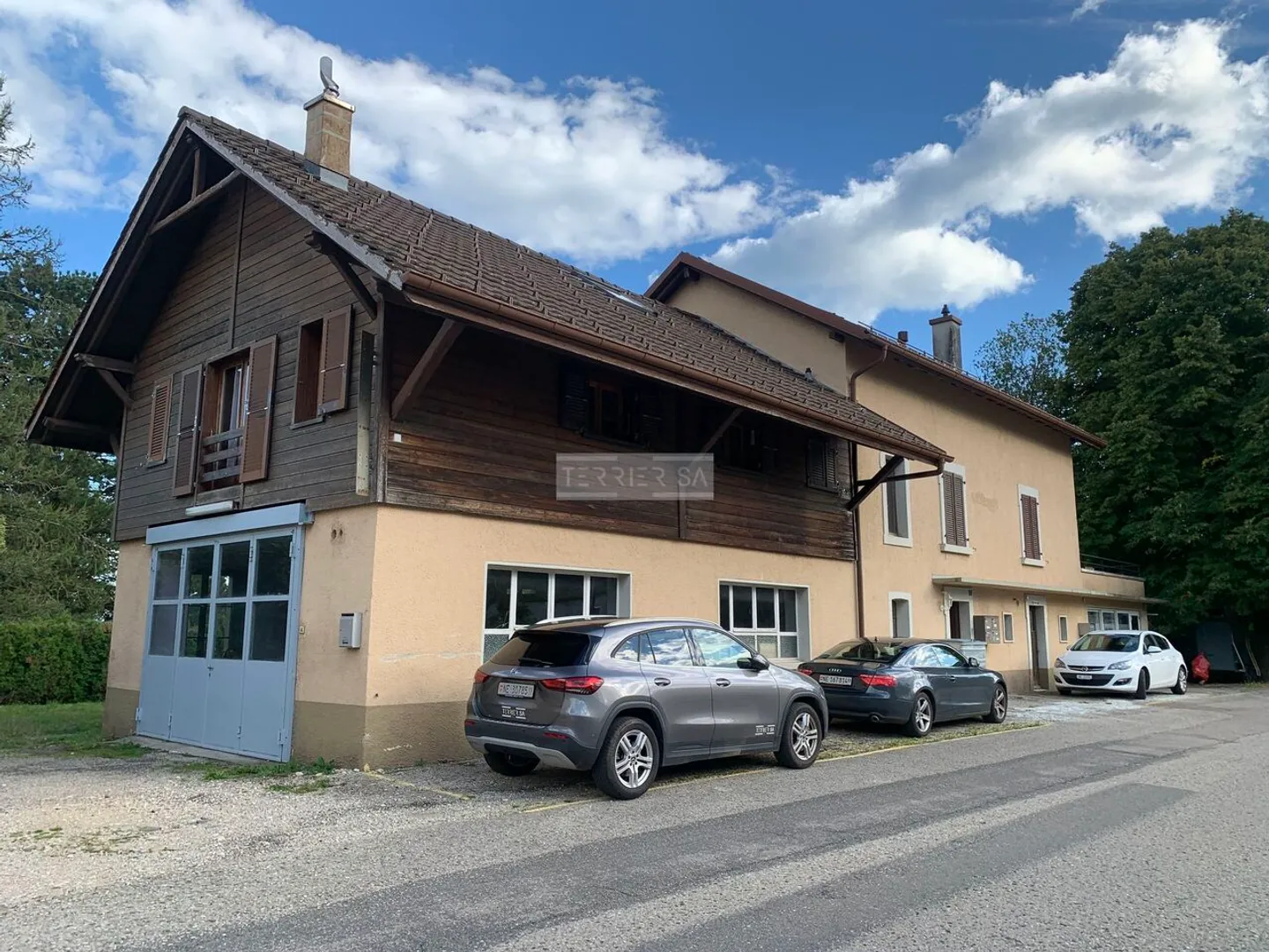 Income property with 3 apartments, office, garage/hangar and garden - Photo 5 of 13