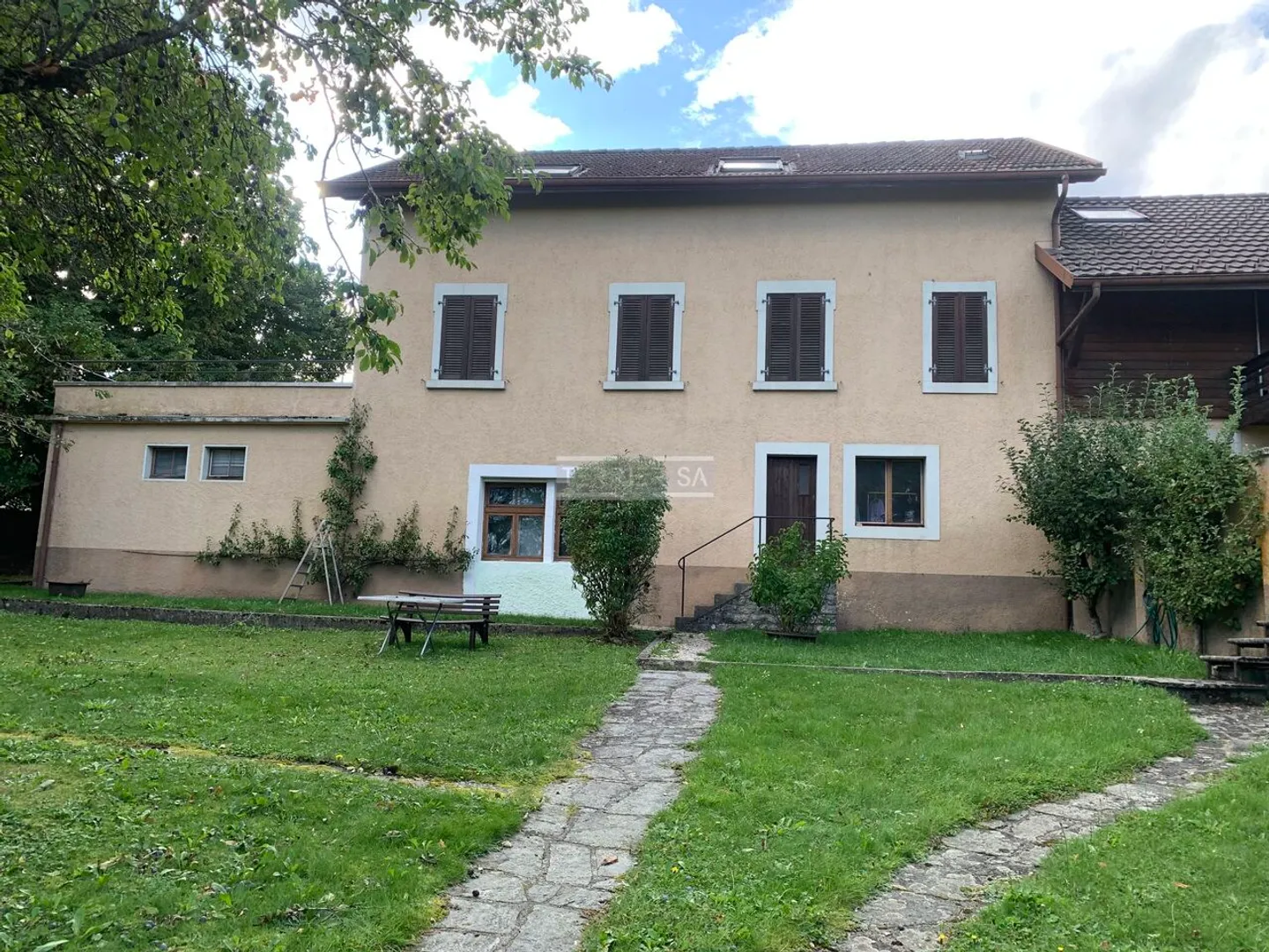 Income property with 3 apartments, office, garage/hangar and garden - Photo 1 of 13