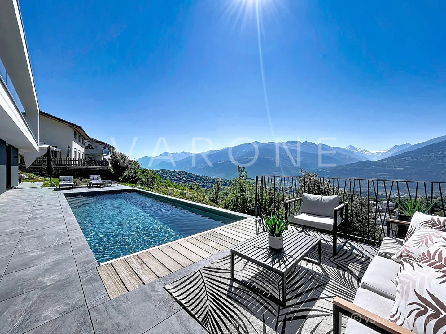 Contemporary villa with 6.5 rooms, pool and panoramic view - Photo 2 of 20