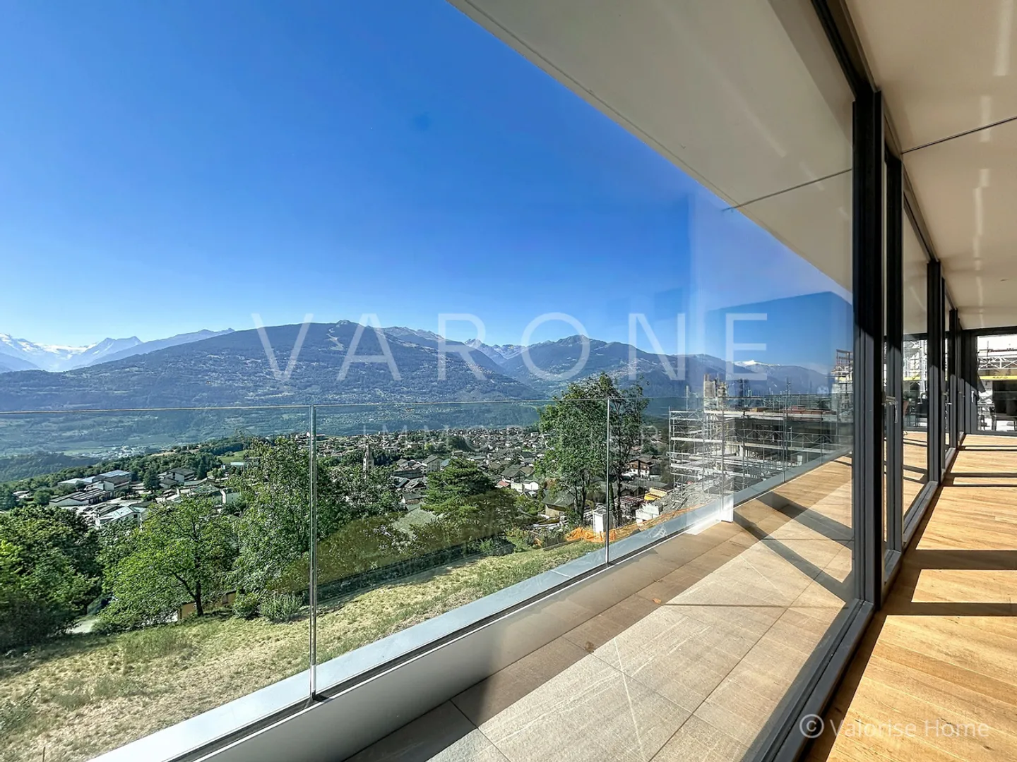 Contemporary villa with 6.5 rooms, pool and panoramic view - Photo 3 of 20
