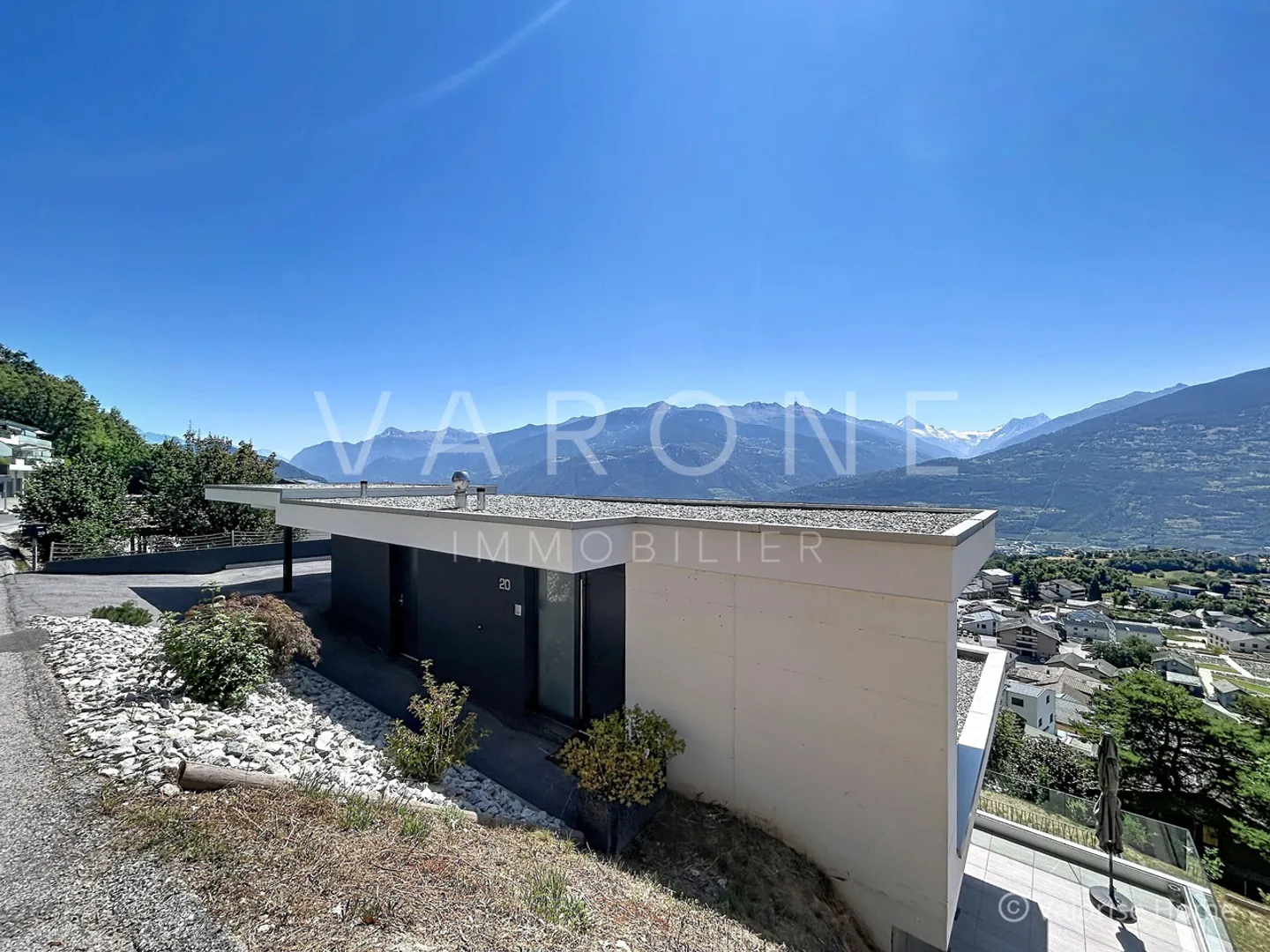 Contemporary villa with 6.5 rooms, pool and panoramic view - Photo 18 of 20