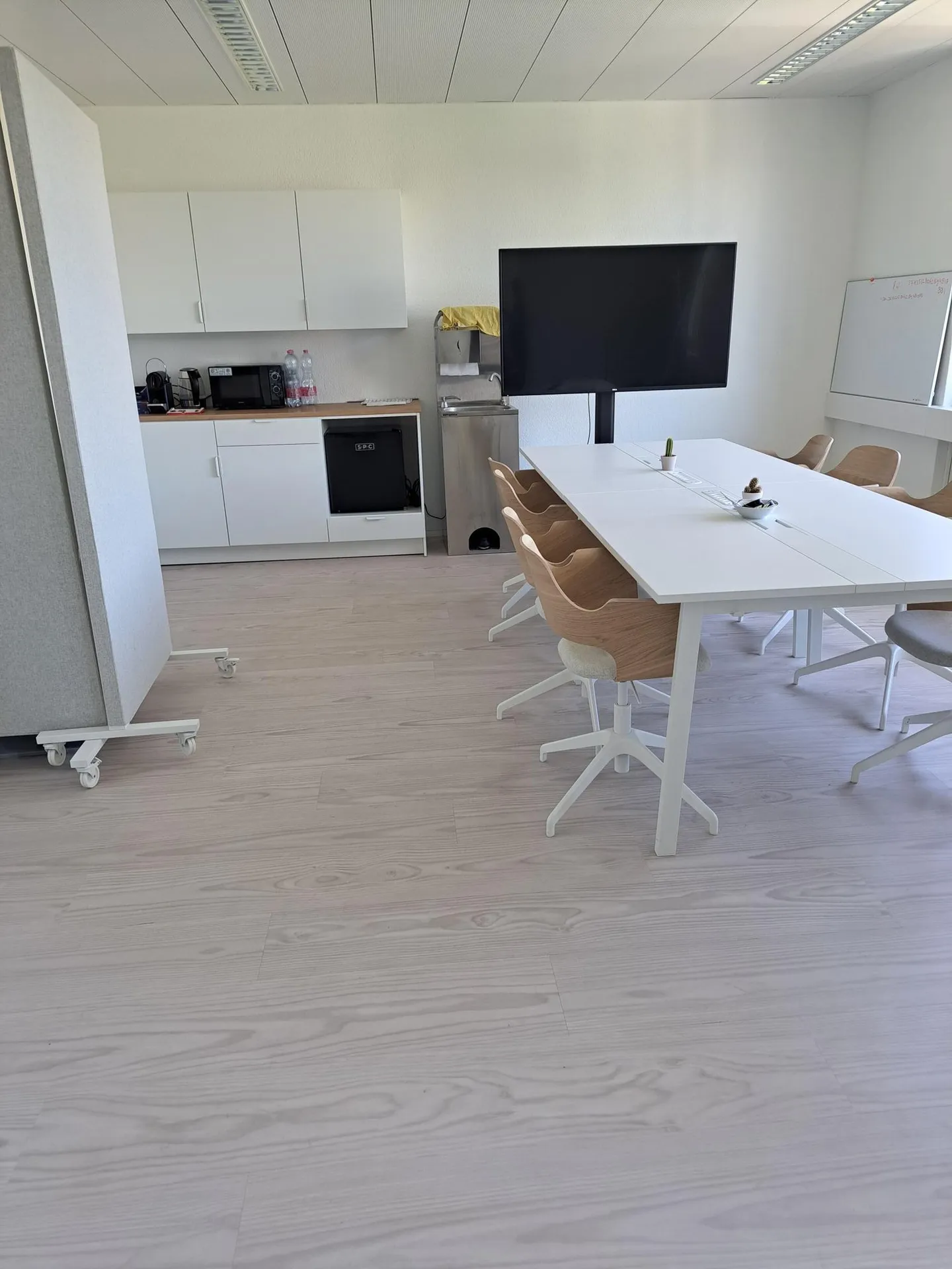 Bright office spaces at Erlenstrasse 4, 6343 Rotkreuz - Photo 1 of 6