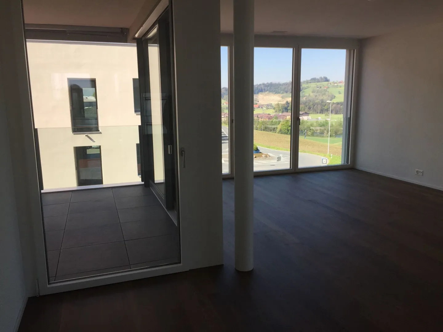 Generous 4.5-room apartment in the green - Photo 3 of 11