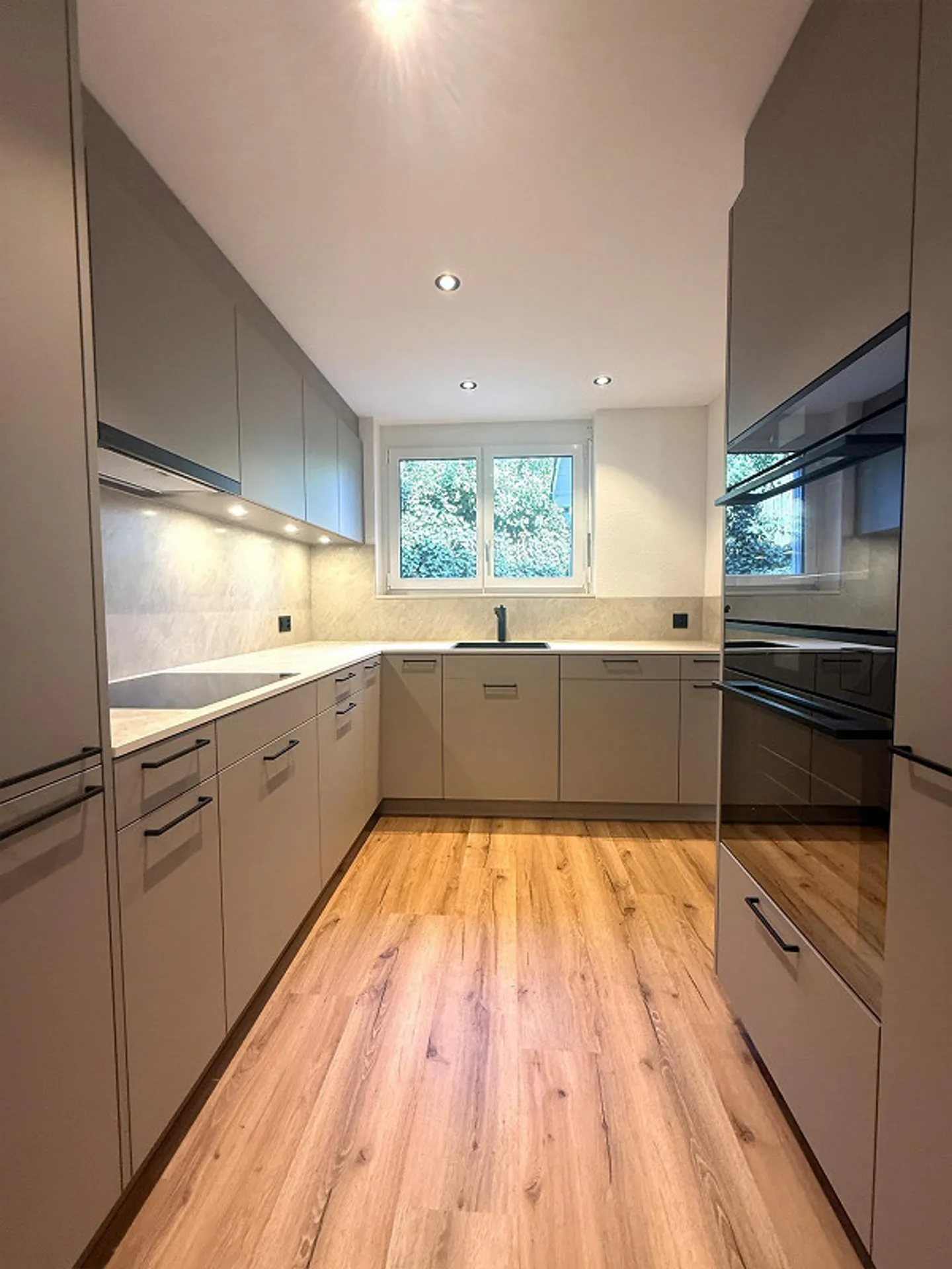Renovated 5.5-room semi-detached house in a quiet location - Photo 2 of 17
