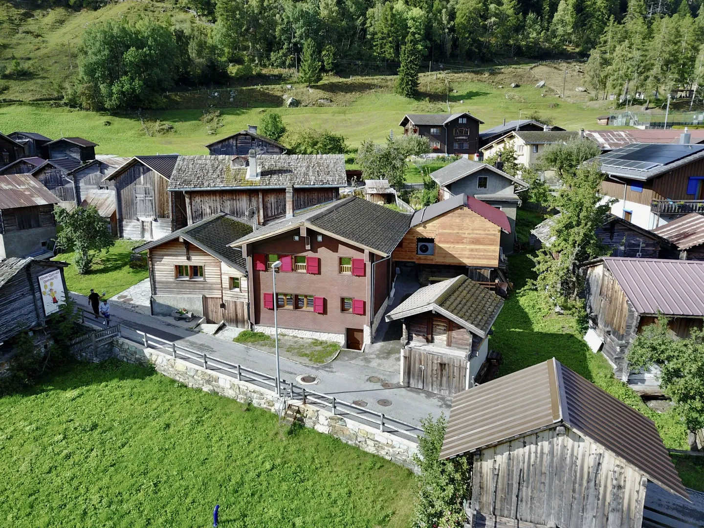 Charmante maison valaisanne rénovée avec deux appartements confortables dans le pittoresque Oberems! - Photo 1 sur 29