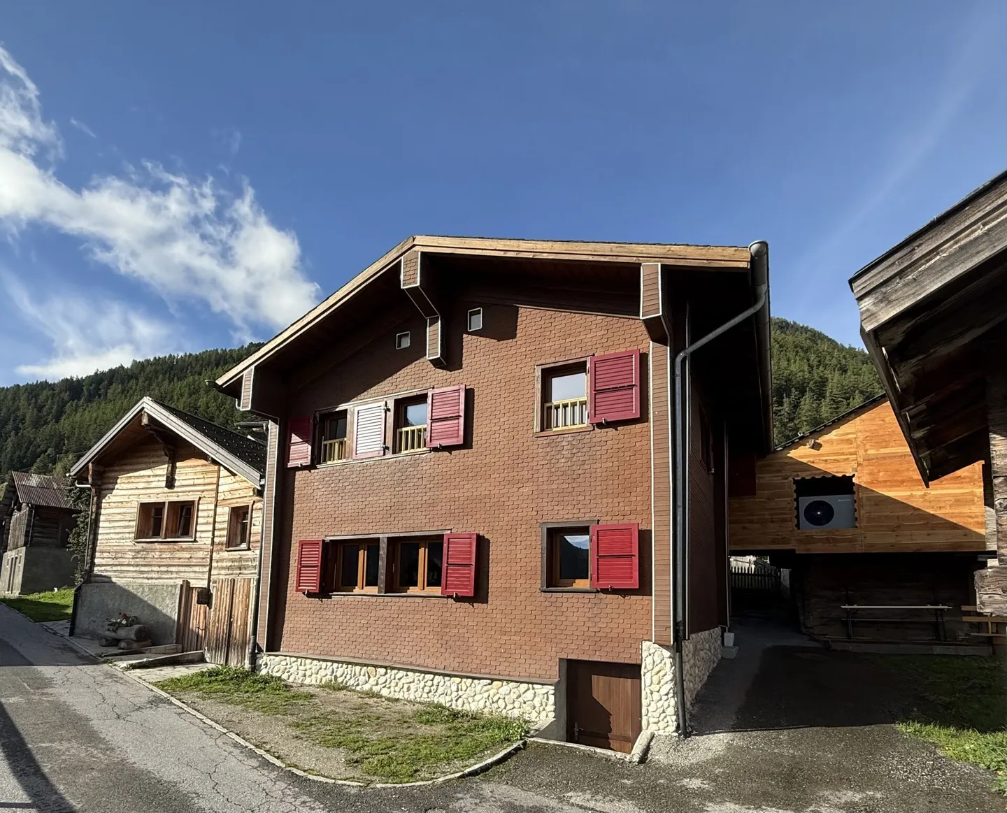 Charmante maison valaisanne rénovée avec deux appartements confortables dans le pittoresque Oberems! - Photo 2 sur 29