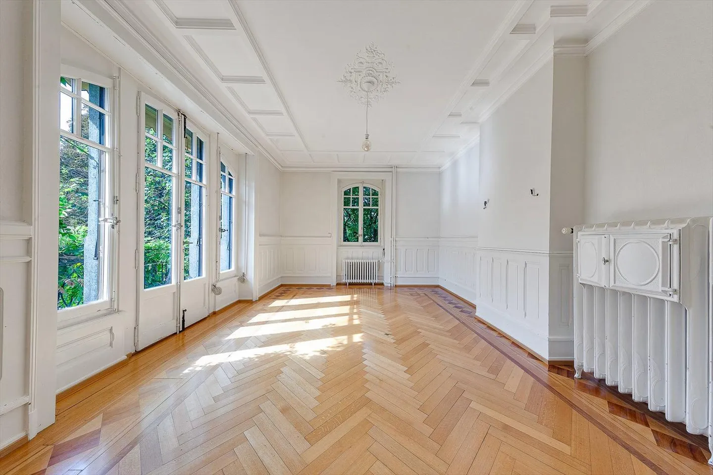 In the Heart of the City Beautiful 5.5 Room Apartment in Hausmann Style with Garden - Photo 2 of 9