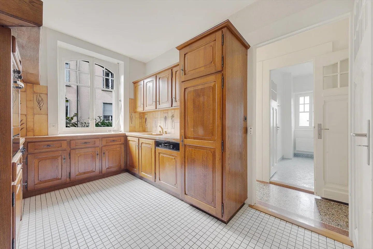 In the Heart of the City Beautiful 5.5 Room Apartment in Hausmann Style with Garden - Photo 4 of 9