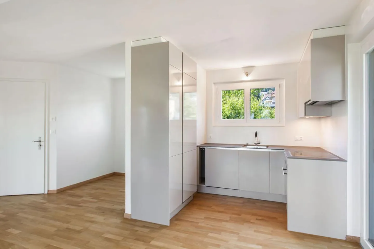 Corcelles, beautiful 3.5-room apartment with balcony and parking space - Photo 2 of 13