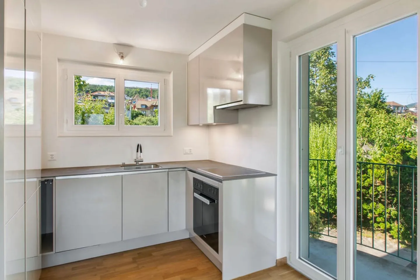 Corcelles, beautiful 3.5-room apartment with balcony and parking space - Photo 3 of 13