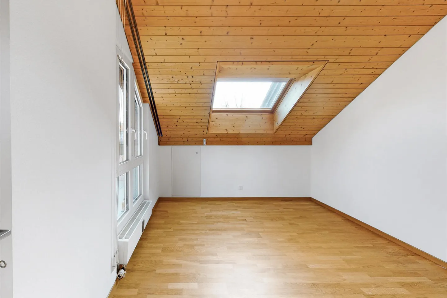 Cozy attic apartment in the green! - Photo 5 of 6