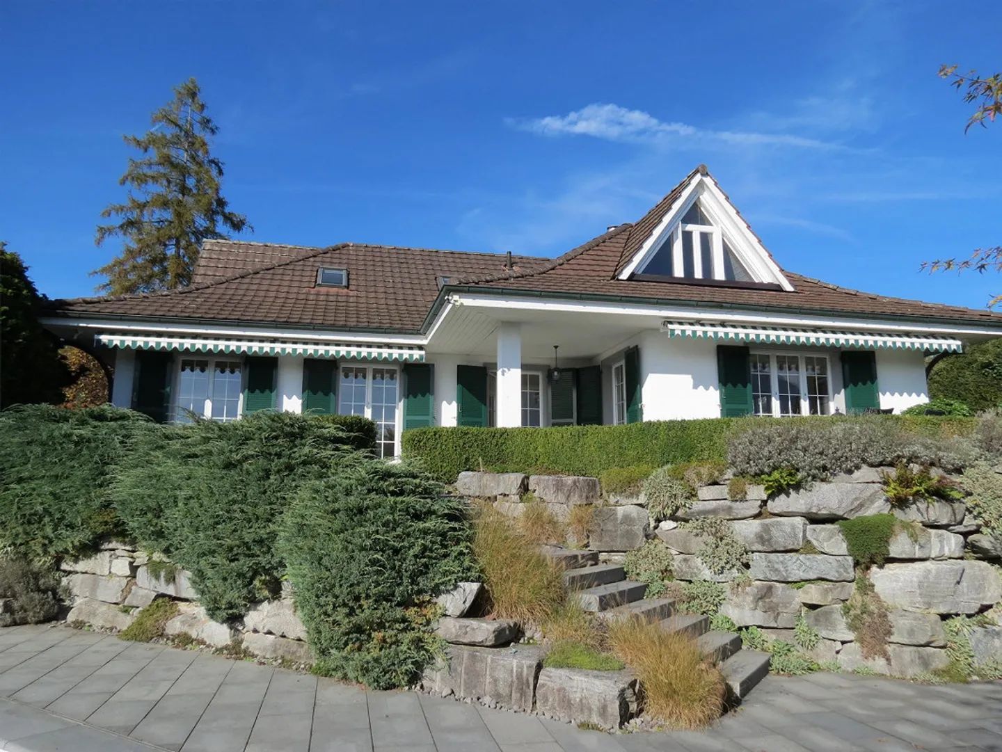 5.5 Room House with Garden and Pool - Photo 1 of 19