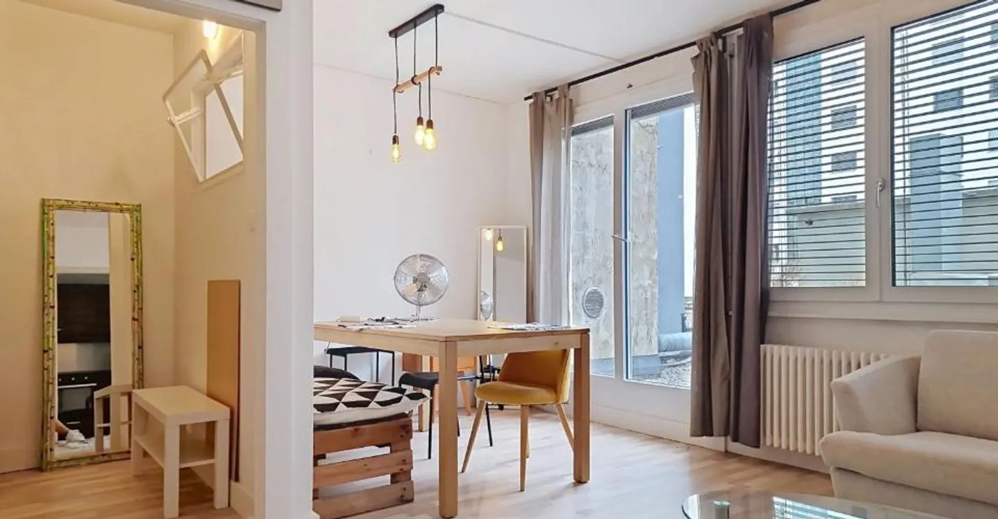 RARE! APARTMENT FOR SALE IN THE HEART OF GENEVA - Photo 1 of 5