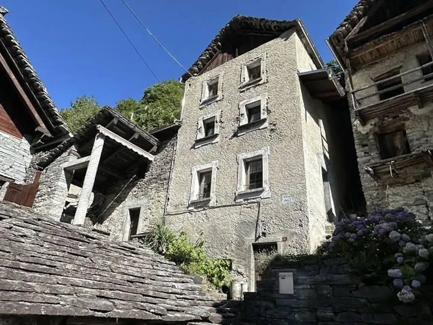«grosses Anwesen mit viel Wiese und Wald an sehr sonniger, ruhiger Aussichtslage / grande proprietà con prato e bosco» - Foto 1 von 32
