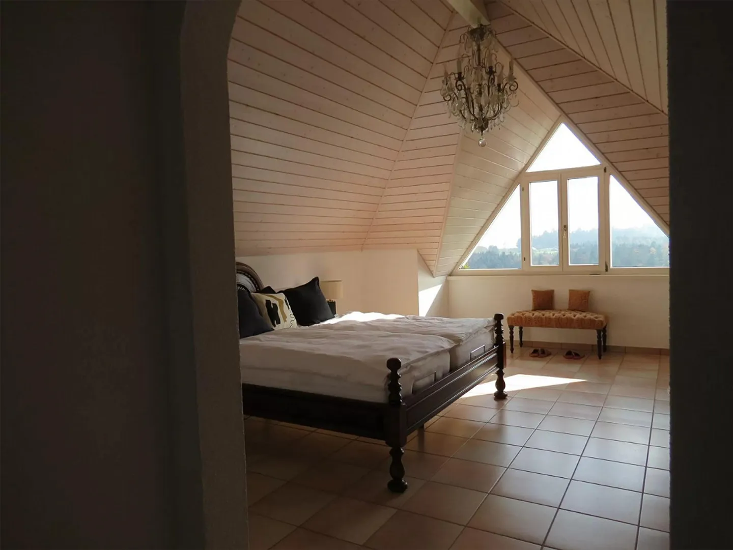 5.5 Room House with Garden and Pool - Photo 4 of 19